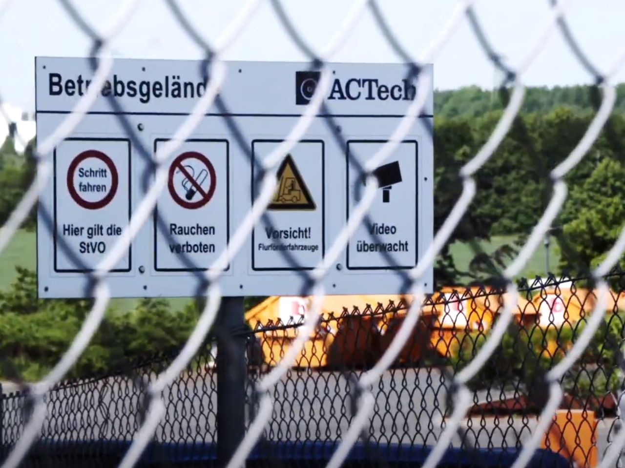 [Translate to Englisch:] Sign behind fence with rules of conduct on the premises at ACTech.