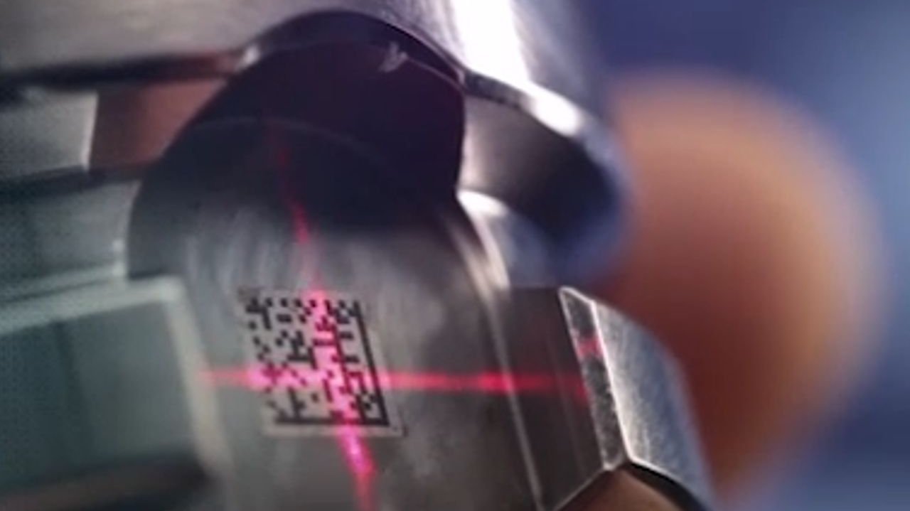 [Translate to Englisch:] A QR code lasered into a metal tool is scanned