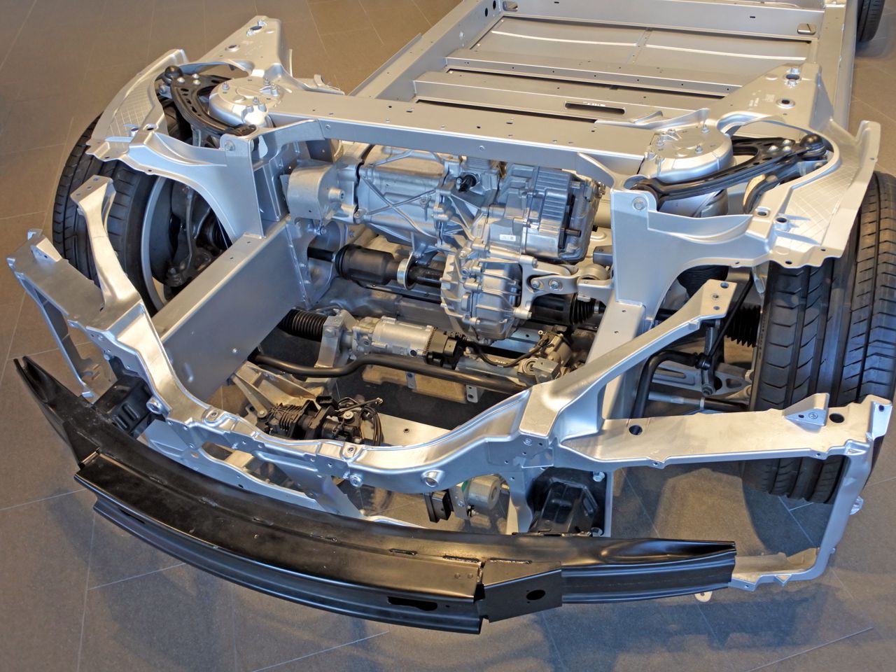 [Translate to Englisch:] Above view of an electric car chassis and battery